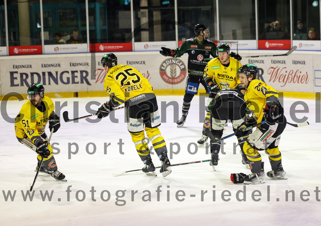 2023-02-10_118_TSV_Erding_gegen_ERSC_Amberg | Erding, Deutschland, 10.02.2023:
Eishockey, Bayernliga Meisterrunde Gruppe B 2022 / 2023, 3. Spieltag, TSV Erding gegen ERSC Amberg, Endergebnis: 6:3

Tanner Campbell (ERSC Amberg, #51), Felix Köbele (ERSC Amberg, #25), Sebastian Busch (Erding Gladiators, #11)

Foto: Christian Riedel / fotografie-riedel.net