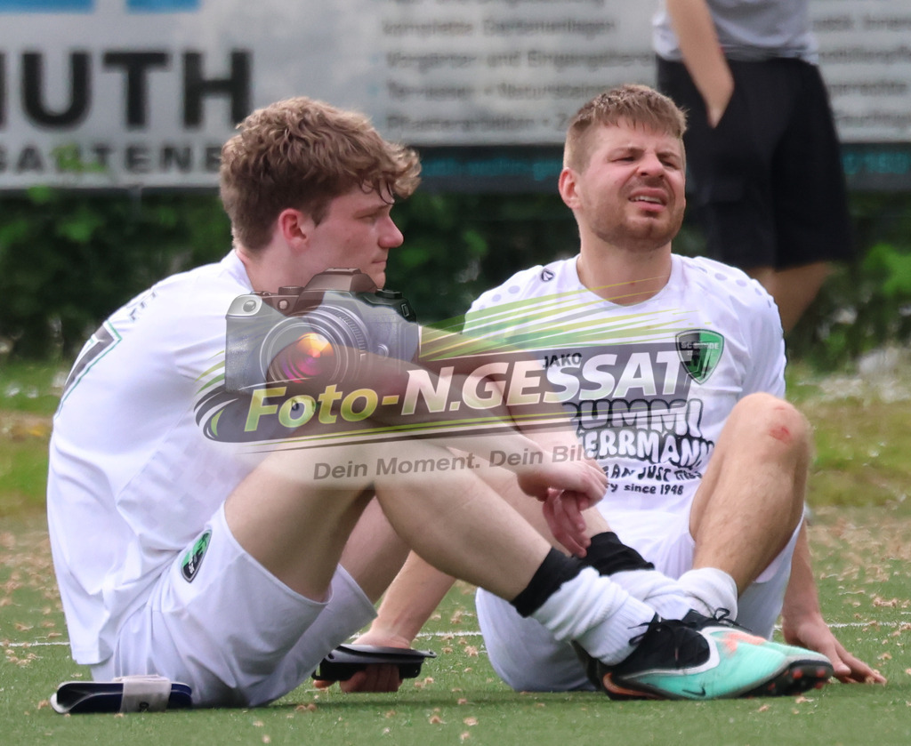 SC Bünde - SV Oetinghausen | Auf dem Bild zu sehen: weiß SC Bünde v.l.: Fabian Becker, Dennis Grzesik  SC Bünde, SV Oetinghausen, Saison 25/26, Bezirksliga, Hunnebrock, Deutschland - Realisiert mit Pictrs.com