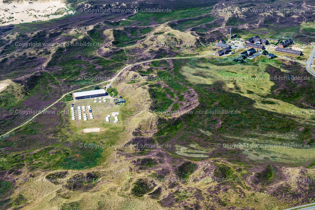 Sylt_List_DJH_Jugendherberge_List_Mövenberg_ELS_9181130825 | LIST AUF SYLT 13.08.2025 Jugendherberge mit Zeltlager " Mövenberg " an der Straße Mövenberg in List auf Sylt im Bundesland Schleswig-Holstein, Deutschland. Weiterführende Informationen bei: Jugendherberge List - Mövenberg. // Youth hostel with tent camp "Moevenberg" on the street Moevenberg in List on Sylt in the federal state of Schleswig-Holstein, Germany. Further information at: Jugendherberge List - Moevenberg. Foto: Martin Elsen