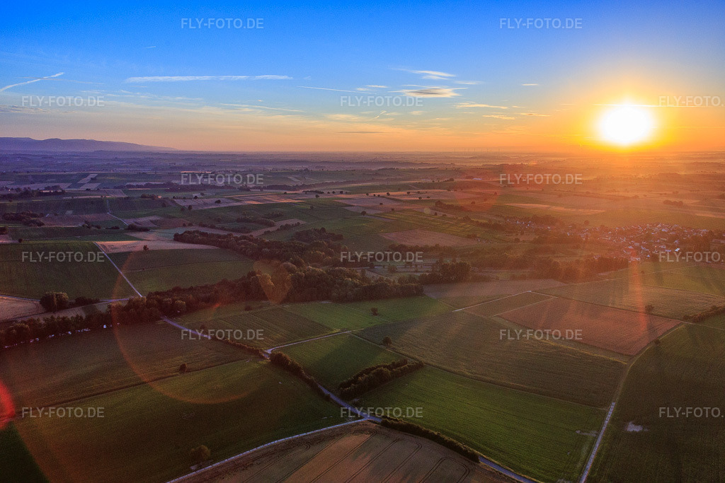 Luftbild: Sonnenaufgang über den Feldern der Südpfalz im Ortsteil Kleinsteinfeld in Niederotterbach im Bundesland Rheinland-Pfalz in Deutschland. Foto: IMG_091514.jpg vom 10.07.2016 durch Werner Riehm/FLY-FOTO.de