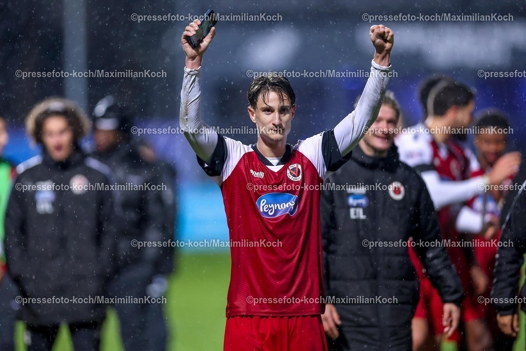 FCVK24012501049 | 24.01.2025, Fußball, FC Viktoria Köln – SV Waldhof Mannheim 07, 3.Liga, Sportpark Höhenberg, Saison 2024 2025: Freude nach dem 1:0 Sieg der Viktoria. Jonah Sticker (Viktoria Köln #33) gestikulierendDFB regulations prohibit any use of photographs as image sequences and or quasi-video.