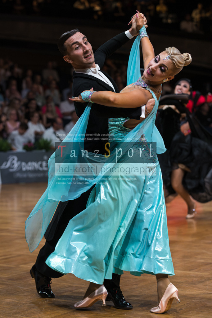 20250820_WDSF Standard Rising Stars R3-3532 | Tanzsportbilder, Standardtanz, Lateintanz, WDSF, DTV, LTVB, dancecomp, goc, hessen tanzt, blaues band der spree, walzer, tango, wiener walzer, slowfox, quickstepp, samba, rumba, cha-cha-cha, paso doble. jive, hd-kroft photography, turniertanzsport