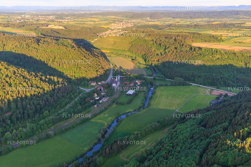 Ortsteil Neckarhausen mit Forsthaus und St. Ulrichskapelle | Luftbild: Ortsteil Neckarhausen mit Forsthaus und St. Ulrichskapelle im Ortsteil Betra in Horb im Bundesland Baden-Württemberg in Deutschland. Foto: IMG_114858.jpg vom 31.05.2019 durch Werner Riehm/FLY-FOTO.de - Realisiert mit Pictrs.com