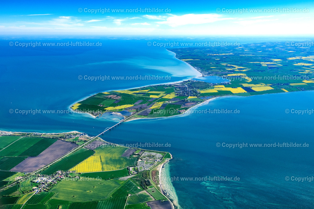 Fehmarnsund_Brücke_Grossenbrode_ELS_7872080523 | FEHMARN 08.05.2023 Fehmarnsundbrücke zwischen der Insel Fehmarn und dem Festland bei Großenbrode in Schleswig-Holstein, Deutschland. Die kombinierte Straßen- und Eisenbahnbrücke über den Fehmarnsund folgt der " Vogelfluglinie " zwischen Fehmarn und dem Festland. Weiterführende Informationen bei: Tourismus-Service Fehmarn. // Fehmarn Sund Bridge between the island of Fehmarn and the mainland near Grossenbrode in Schleswig-Holstein, Germany. Further information at: Tourismus-Service Fehmarn. Foto: Martin Elsen