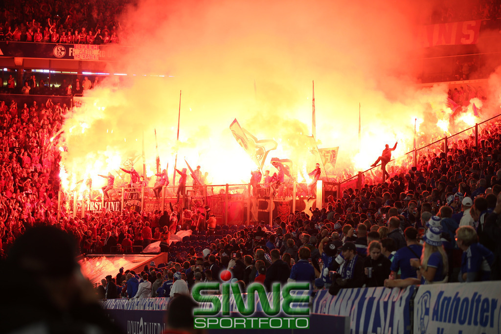 2.Fussball-Bundesliga  :  FC Schalke 04----1.FC Kaiserslautern    2.Sptg. | 05.08.2023  Fussball,GER, Saison 2023/2024;   2.Bundesliga;        2. Spieltag
FC Schalke 04---1.FC Kaiserslautern :  Der Anhang des 1.FC Kaiserslautern in Aktion.
DFL REGULATIONS PROHIBIT ANY USE OF PHOTOGRAPHS AS IMAGE SEQENCES AND/OR QUASI-VIDEO. - Realisiert mit Pictrs.com