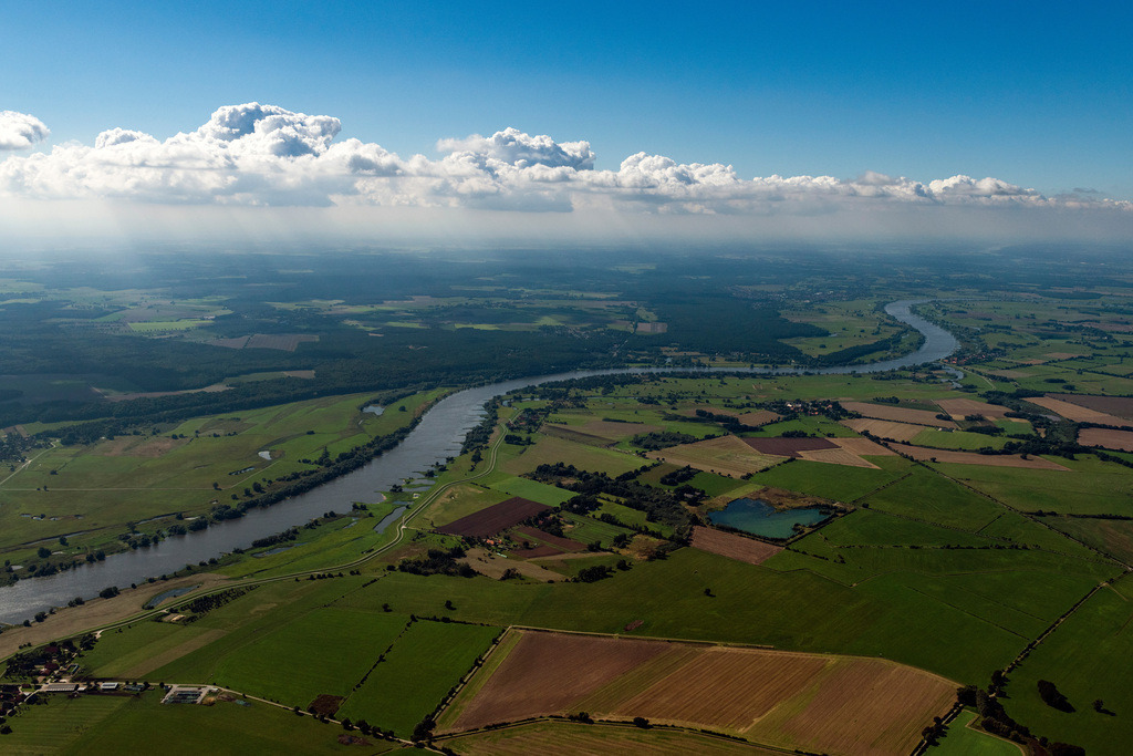 dr__0074194.jpg | AMT NEUHAUS 01.09.2021 Kurvenförmige Mäander - Schleife der Uferbereiche am Elbe - Flußverlauf in Amt Neuhaus im Bundesland Niedersachsen, Deutschland. // Curved loop of the riparian zones on the course of the river Elbe in Amt Neuhaus in the state Lower Saxony, Germany. Foto: Daniel Reiter