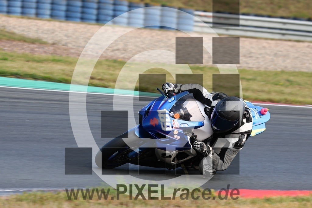 0189-20240915_08619 | Schöne Erinnerungen an spannende Momente - das festzuhalten ist unser Job. PIXELrace.de ist seit 2003 auf den Rennstrecken Europas unterwegs um die Action draußen beim Fahren und die wunderbare Stimmung imm Fahrerlager für euch einzufangen.