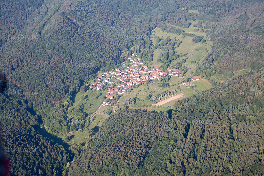 Luftbild: Ortsansicht der Straßen und Häuser der Wohngebiete in Böllenborn im Bundesland Rheinland-Pfalz in Deutschland. Foto: IMG_080016.jpg vom 05.06.2015 durch Werner Riehm/FLY-FOTO.de