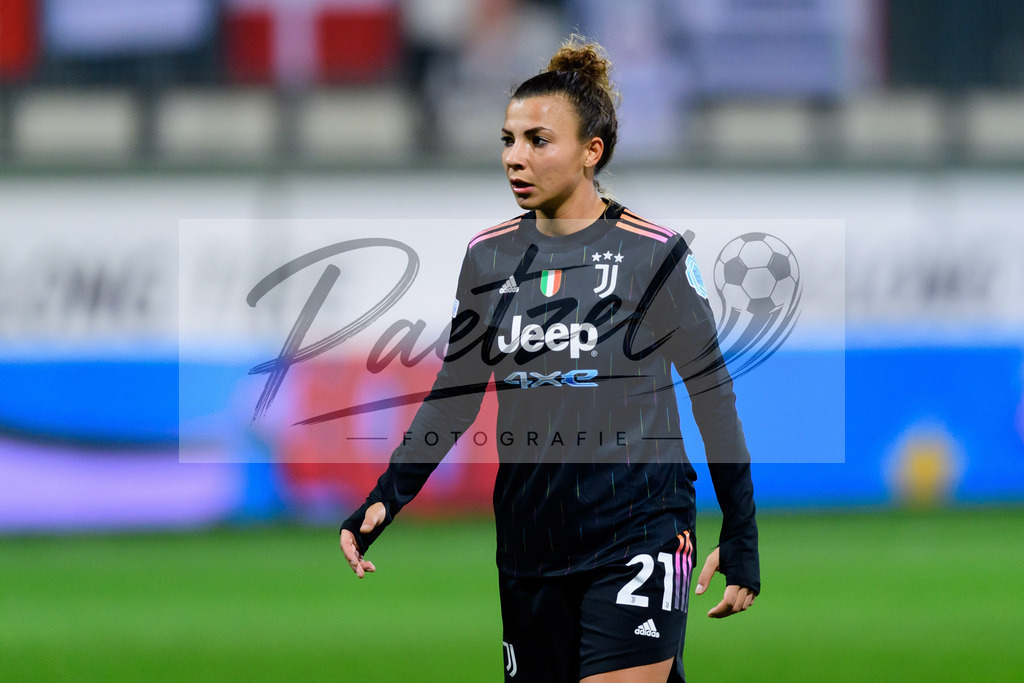 WOBJUV20211118_162 | Fussball, Frauen: Arianna Caruso (Juventus FC) schaut bei dem Spiel der UEFA Women´s Champions League zwischen VfL Wolfsburg und Juventus Turin im AOK-Stadion am 18.11.2021 in Wolfsburg, Deutschland. - Realisiert mit Pictrs.com