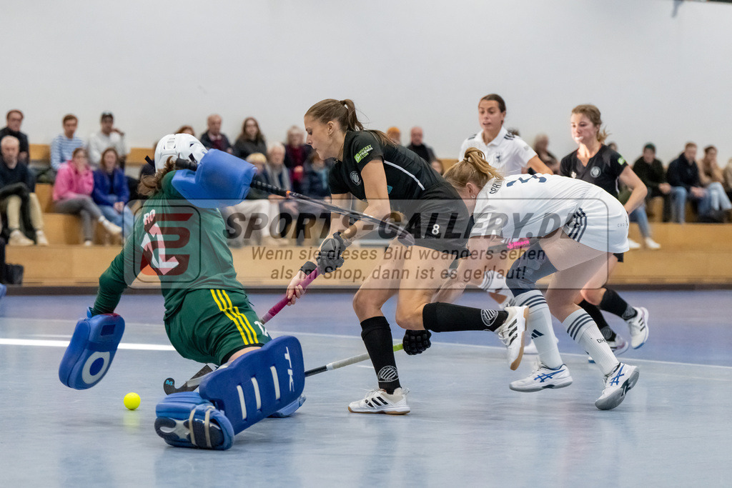 HK_20241201_109485 | 1. Bundesliga Halle Damen Düsseldorfer HC - Schwarz Weiss Köln am 1.12.2024 DHC, Düsseldorf , Tizia Gross ( Düsseldorfer HC #12 ) , Mailin Evert ( Schwarz Weiss Köln #8 ) , Annika Sprink ( Düsseldorfer HC #3 )