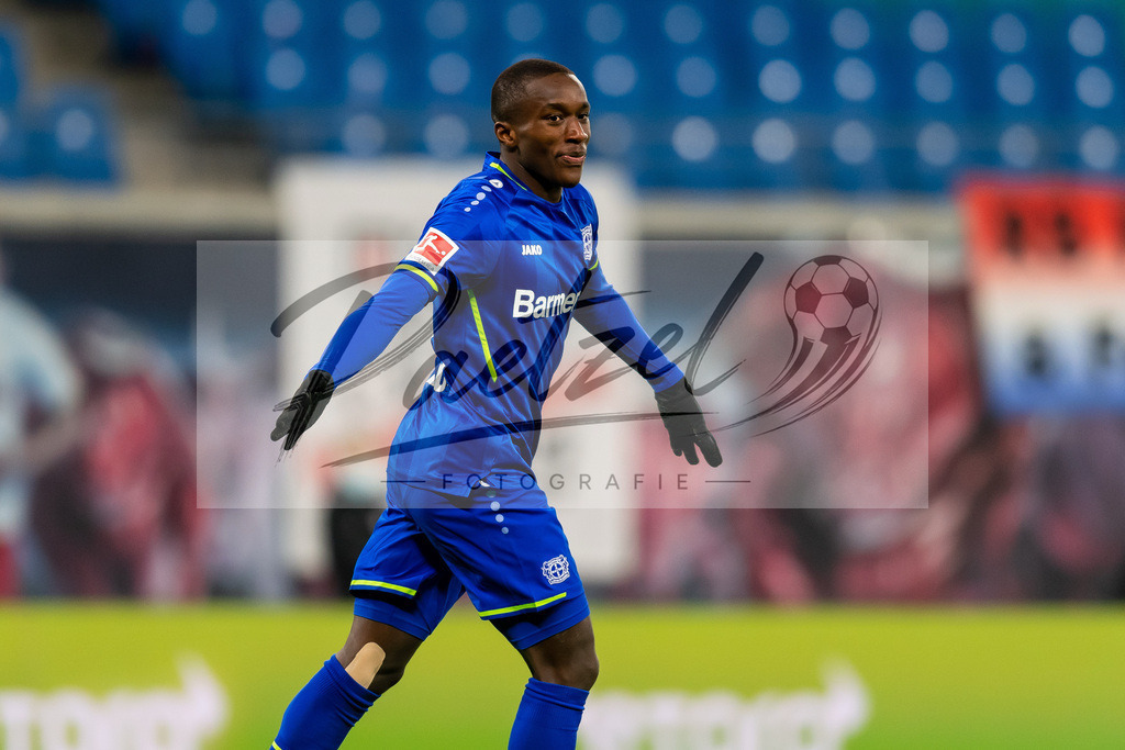 RBLLEV20211128_026 | Fussball, Herren: Moussa Diaby (Bayer 04 Leverkusen) Torjubel, jubelt nach seinem Treffer zum 0:1 wird aber durch den VAR aberkannt bei dem Spiel der 1. Bundesliga zwischen RB Leipzig und Bayer 04 Leverkusen in der Red Bull Arena am 28.11.2021 in Leipzig, Deutschland.DFB / DFL REGULATIONS PROHIBIT ANY USE OF PHOTOGRAPHS AS IMAGE SEQUENCES AND/OR QUASI-VIDEO. - Realisiert mit Pictrs.com
