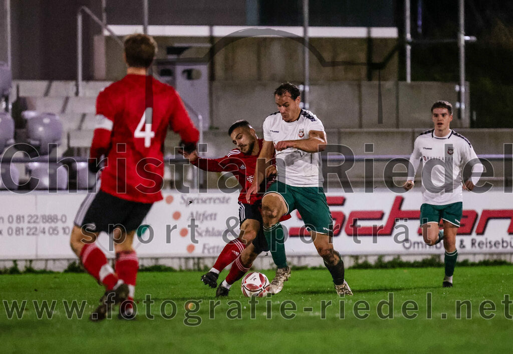 2023-11-17_065_FC_Schwaig_gegen_SpVgg_Feldmoching | Oberding, Deutschland, 17.11.2023:
Fußball, Landesliga Südost 2023 / 2024, 21. Spieltag, FC Schwaig gegen SpVgg Feldmoching, Endergebnis: 1:1

Markus Straßer (FC Schwaig, #11)

Foto: Christian Riedel / fotografie-riedel.net