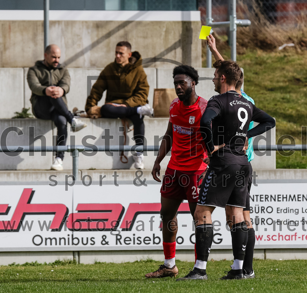 2024-02-24_073_FC_Schwaig_gegen_TSV_1880_Wasserburg | Oberding, Deutschland, 24.02.2024:
Fußball, 2. Runde Qualifikation TOTO-Pokal 2023 / 2024, 1. Spieltag, FC Schwaig gegen TSV 1880 Wasserburg, Endergebnis: 2:3

Sepp Kollie (TSV 1880 Wasserburg, #26), Raffael Ascher (FC Schwaig, #9), Schiedsrichter Xaver Fabisch

Foto: Christian Riedel / fotografie-riedel.net