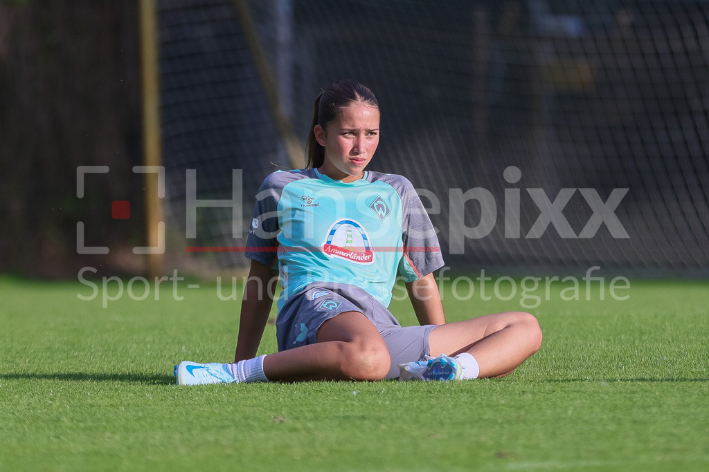 Fussball, Google Pixel Frauen-Bundesliga, Training SV Werder Bremen | v.li.: Amira Dahl (SV Werder Bremen, 17) sitzt auf dem Rasen, bei einer Trainingsübung