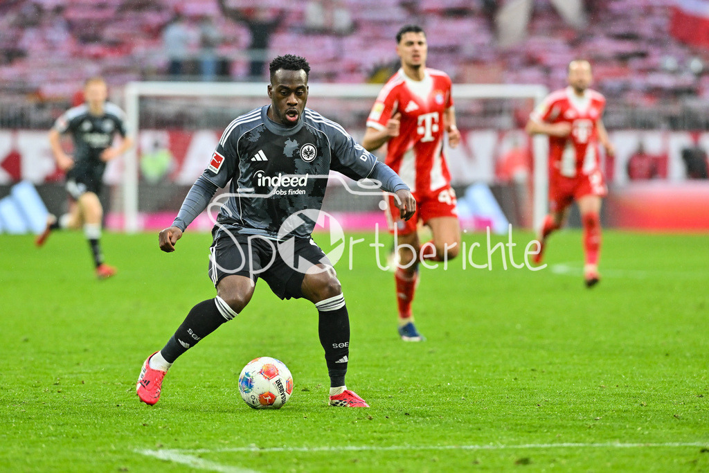 FC Bayern München - Eintracht Frankfurt | MUNICH, GERMANY - 21. FEBRUARY: am Ball Arnaud KALIMUENDO-MUINGA (Eintracht Frankfurt 25) / Einzelfoto / Freisteller während dem Bundesligamatch zwischen dem FC Bayern München und der SG Eintracht Frankfurt am 23. Spieltag in der Allianz Arena / DFL REGULATIONS PROHIBIT ANY USE OF PHOTOGRAPHS AS IMAGE SEQUENCES AND/OR QUASI-VIDEO
