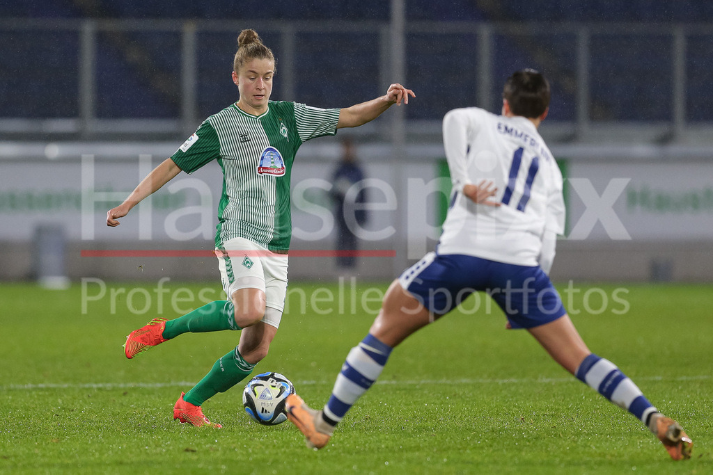 Fussball, Google Pixel Frauen-Bundesliga, MSV Duisburg - SV Werder Bremen | v.li.: Michelle Ulbrich (SV Werder Bremen, 5) und Alexandra Emmerling (MSV Duisburg, 11) im Zweikampf, Duell, Dynamik, Aktion, Action, Spielszene, DIE DFB-RICHTLINIEN UNTERSAGEN JEGLICHE NUTZUNG VON FOTOS ALS SEQUENZBILDER UND/ODER VIDEOÄHNLICHE FOTOSTRECKEN. DFB REGULATIONS PROHIBIT ANY USE OF PHOTOGRAPHS AS IMAGE SEQUENCES AND/OR QUASI-VIDEO.