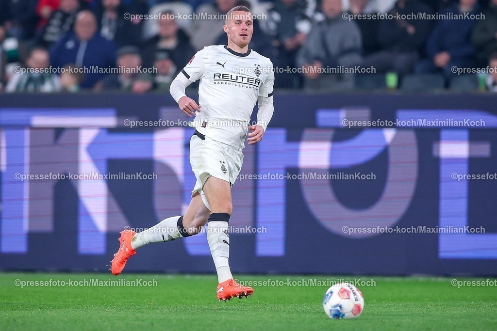 BMG13122502067 | 13.12.2025, Fußball, Borussia Mönchengladbach - VfL Wolfsburg, 1. Fußball Bundesliga, 14.Spieltag, Borussia-Park, Saison 2025 2026: Nico Elvedi&nbsp;(Borussia Mönchengladbach #30)  DFB regulations prohibit any use of photographs as image sequences and or quasi-video.