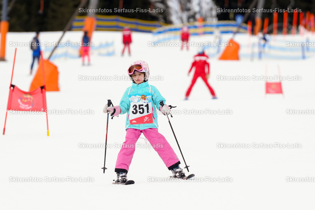 SRF_02.01.2026_0546 | Skirennfotos,Serfaus,Fiss,Ladis,Kinderskirennen,Winter,Tirol,Oberland,skirace,SFL,feelfree,weil wir's genießen,ski,Ski,skifahren,Sonnenplateau, - Realisiert mit Pictrs.com