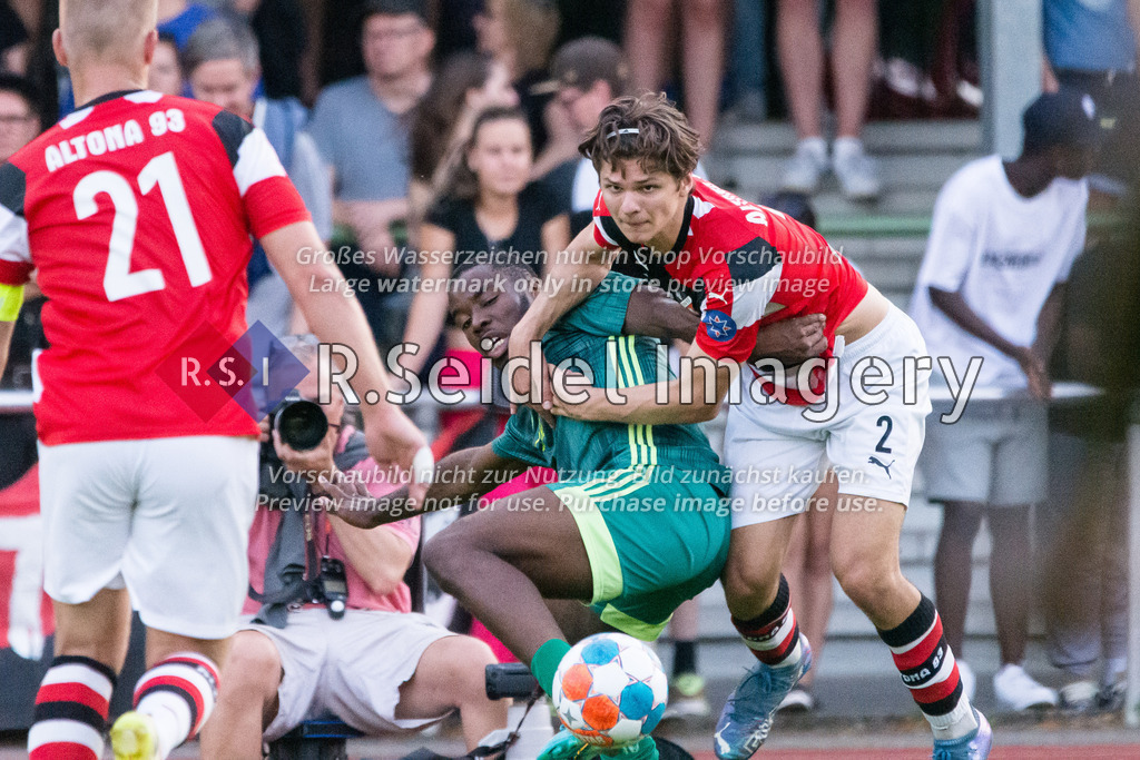 Fußball, Saison 2022/23, Oberliga Hamburg, Hamm United - Altona 93, Hammer-Park-Stadion (Hamburg), 12.08.2022, 3. Spieltag | Georges Ryan Aristide Essaka (#9, Hamm United), Theo Aljoscha Behrmann (#2, Altona)