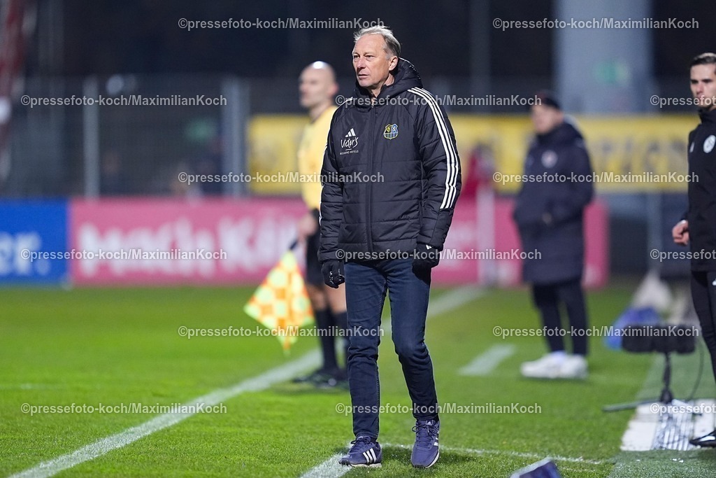 xYDRx23012601031 | 23.01.2026, xydrx, Fußball, 3.Liga, FC Viktoria Köln - 1.FC Saarbrücken, Saison 2025 2026, Sportpark Höhenberg: Juergen Luginger (Cheftrainer 1.FC Saarbrücken)    DFB regulations prohibit any use of photographs as image sequences and or quasi-video. Photo: xYannisxDreimannxPressefotoKochx