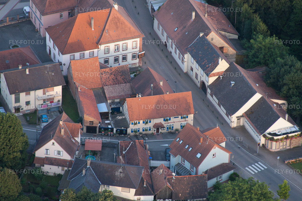 Vue aérienne: Restaurant à la Charrue (Gilbert) à Lauterbourg dans le département Bas Rhin, France. Photo: IMG_59096.jpg prise le 04/08/2013 par Werner Riehm/FLY-FOTO.euRésolution de l'original: 4752 x 3168 px