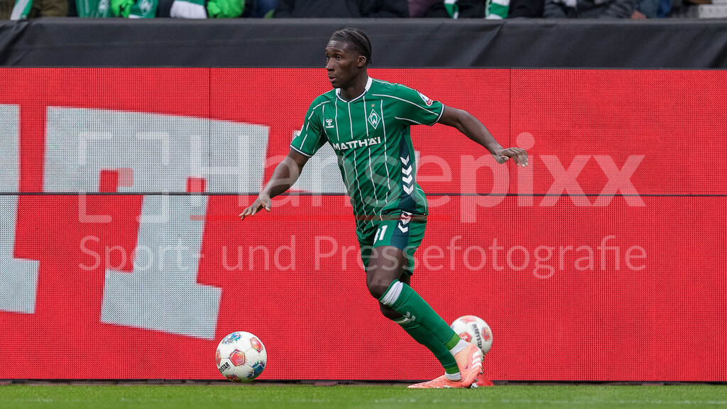 Fussball, Bundesliga, SV Werder Bremen - 1. FC Köln | Karim Coulibaly (SV Werder Bremen, 31) am Ball, Freisteller, Einzelbild, Ganzkörper, Aktion, Action, Spielszene, DIE DFL-RICHTLINIEN UNTERSAGEN JEGLICHE NUTZUNG VON FOTOS ALS SEQUENZBILDER UND/ODER VIDEOÄHNLICHE FOTOSTRECKEN. DFL REGULATIONS PROHIBIT ANY USE OF PHOTOGRAPHS AS IMAGE SEQUENCES AND/OR QUASI-VIDEO.