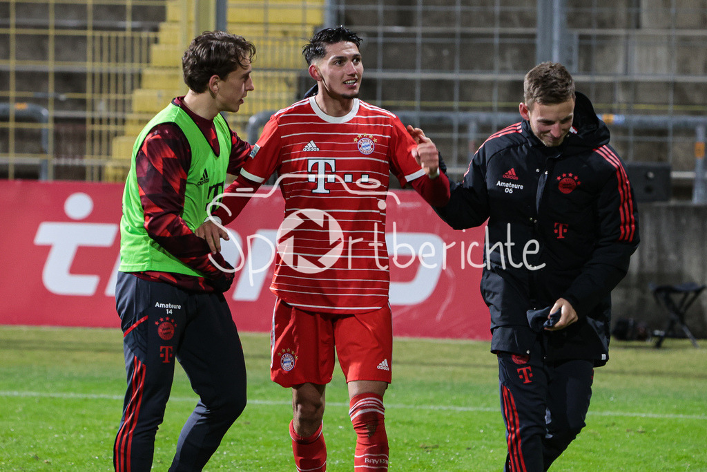 FC Bayern Amateure - 1. FC Schweinfurt | Jubel der Amateure nach dem Siegtreffer in der Nachspielzeit zum 3-2 durch Yusuf Karhan KABADAYI (FCB #7)