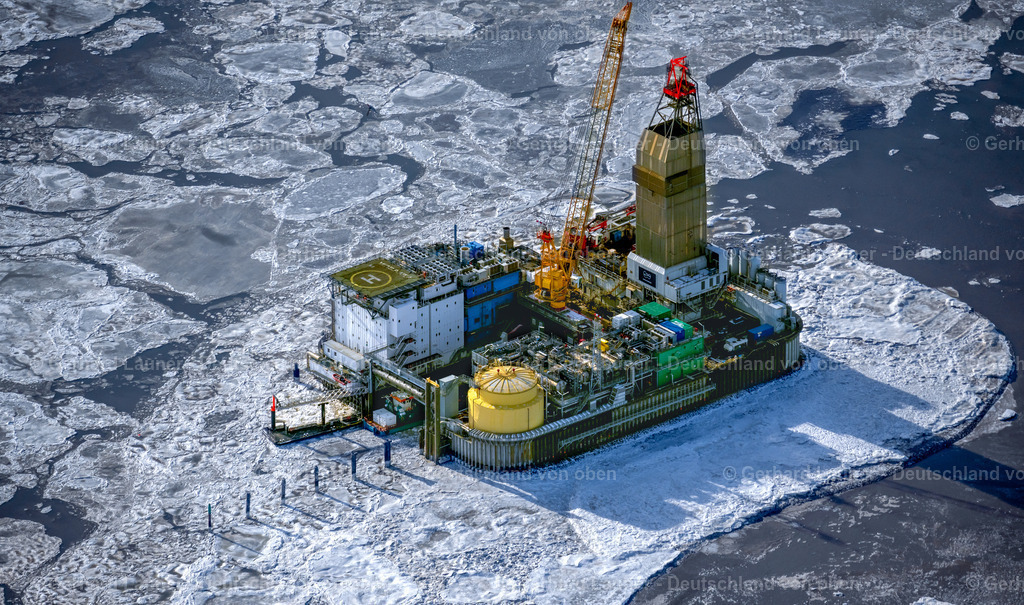 4044469 | FRIEDRICHSKOOG 14.02.2021 Winterlich schneebedeckte Bohrinsel- Plattform Mittelplate auf der Meeresoberfläche der Nordsee in Friedrichskoog im Bundesland Schleswig-Holstein, Deutschland.