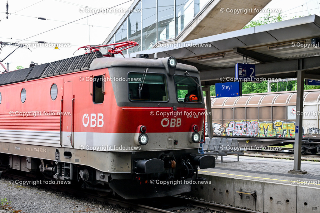 Steyr_ Bahnhof_ Baustelle_ Abbruch_ Sanierung_ 08.05.2024-10 | 08.05.2024, Steyr, AUT, Hessenplatz, im Bild OeBB, ÖBB, Bahnhof, Gebaeude, Baustelle, Abbruch, Sanierung, Parkdeck, Park and Ride, Zug, City Shuttle, Bahnsteig, Schild, Busbahnhof, Autobus, SBS, Stadtbetriebe Steyr