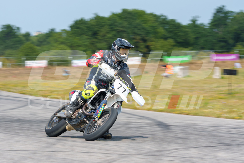 SuperMoto_Staatsmeisterschaft_Fuglau-591 | GRIPcapture steht für authentische Sportfotografie in Österreich – für Momente, die mehr sind als Geschwindigkeit oder Ergebnis. Es geht um Emotion, Spannung, Fokus und den Augenblick, der oft nur einen Wimpernschlag dauert.Ob Motorsport, Teamsport oder 