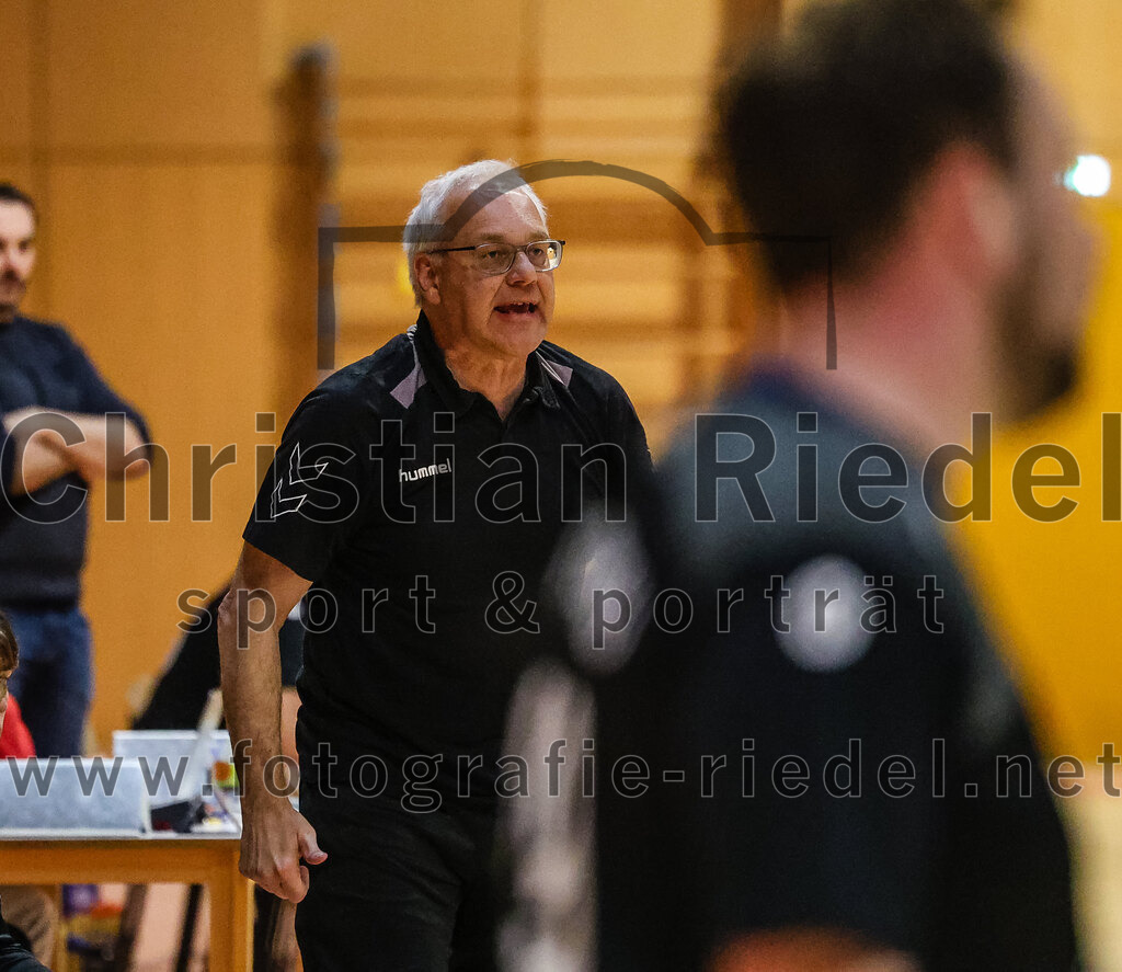 2024-03-23_018_SpVgg_Altenerding_II_gegen_ASV_Dachau_III | Erding, Deutschland, 23.03.2024:
Handball, Bezirksklasse Männer Staffel Süd West 2023 / 2024, 14. Spieltag, SpVgg Altenerding II gegen ASV Dachau III, Endergebnis: 24:32

Trainer Alfred Lößl (SpVgg Altenerding)

Foto: Christian Riedel / fotografie-riedel.net