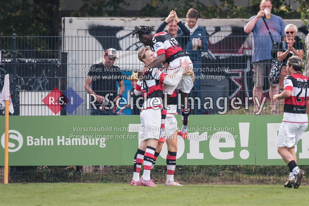 RS-1-136097 | Gianluca Przondziono (#10, AFC, Torschütze), Philip Stefaniuk (#24, AFC), Alaka-Rodrigue Stephan Wemakor (#16, AFC) und die applaudierenden Fans freuen sich über den Treffer