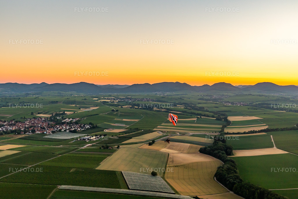 Luftbild: Sonnenuntergang über der Felder-Landschaft am Haardtrand des Pfälzerwalds in der Vorderpfalz in Impflingen im Bundesland Rheinland-Pfalz in Deutschland. Foto: IMG_115674.jpg vom 29.06.2019 durch Werner Riehm/FLY-FOTO.de