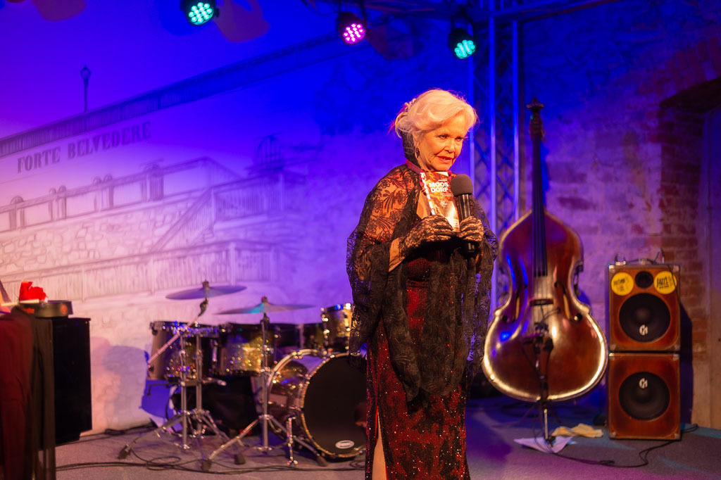 Konzert Dorit Gäbler | Dorit Gäbler im Forte Belvedere Leisnig zum Festival Hallo Leisnig 2022. - Realisiert mit Pictrs.com