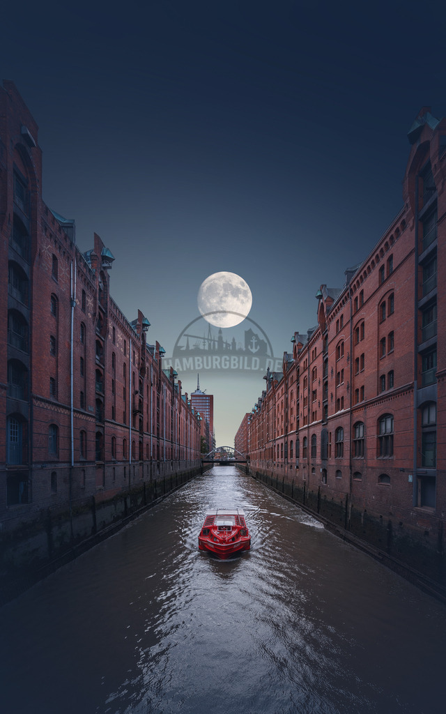 Speicherstadt Schiff Mond Kanalfahrt1 | Exklusive Hamburg collagen, tolle Segelbilder und viele weitere tolle Motive auf Leinwand, Poster, Alu-Dibond, u.v.m. findet Ihr bei uns auf hamburgbild.de. Findet Euer Wandbild für Euer Zuhause, Büro oder die  Praxis…. - Realisiert mit Pictrs.com