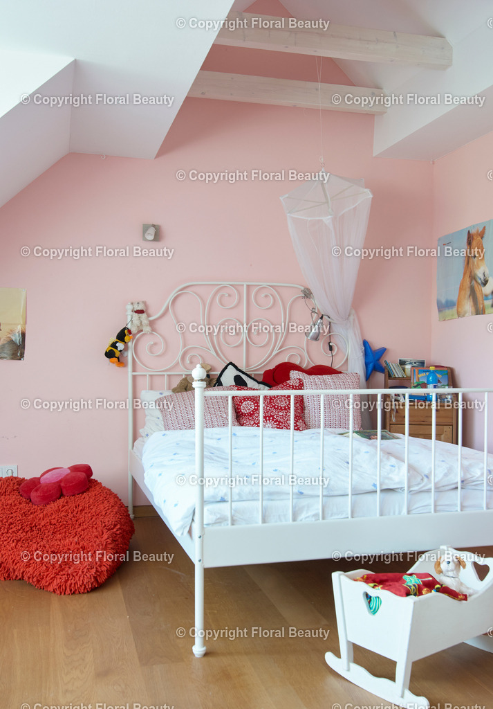 Haus am See | Kinderzimmer in ehemaliger Bauernkate in Norddeutschland nach aufwändiger Modernisierung. Rosa Wandfarbe, Stahlbett und Puppenbett. - Realized with Pictrs.com