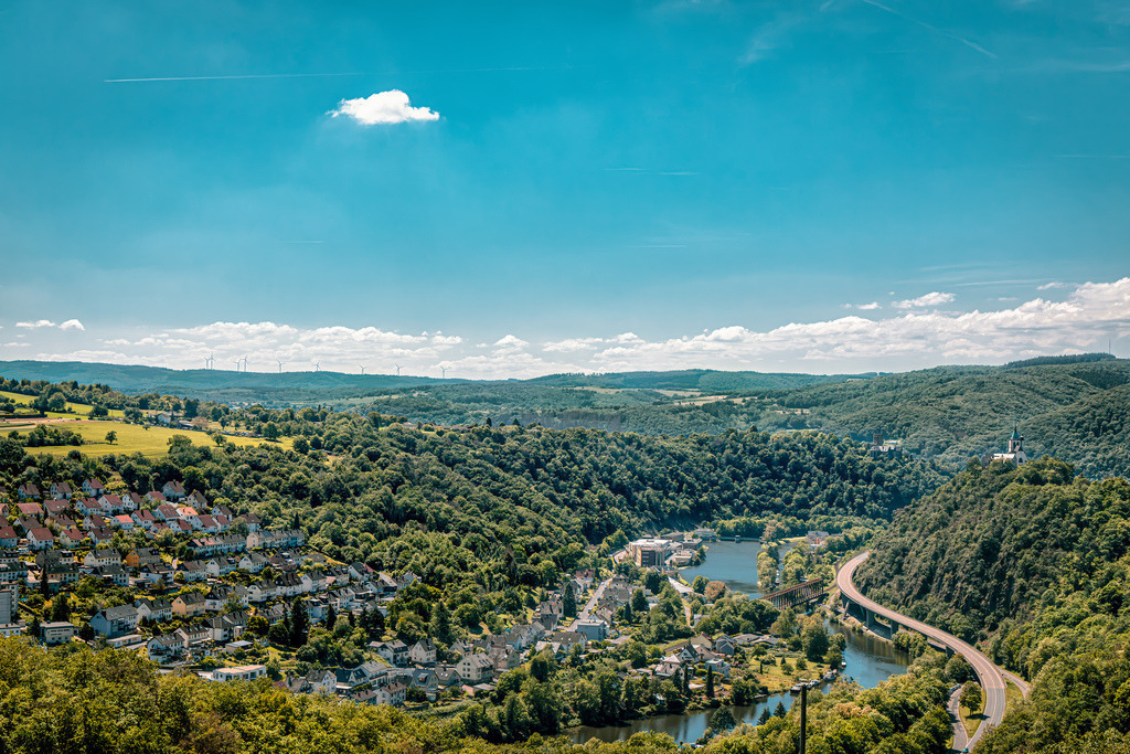 Spektakulärer Blick auf das Lahntal bei Lahnstein,Rheinland-Pfalz | Dieses Bild zeigt den spektakulären Blick auf das Lahntal bei Lahnstein in Rheinland-Pfalz, Deutschland.Zu sehen ist der Stadtteil Friedland an einer der markanten Schleifen der Lahn, kurz bevor der Fluss nahe Koblenz in den Rhein mündet.Diese berühmte Panorama-Aussicht bietet sich Wanderern auf dem Lahnhöhenweg oder dem bekannten Rheinsteig-Rundweg oberhalb der Ruppertsklamm.Die Region gehört zum Naturpark Nassau und zeichnet sich durch dicht bewaldete Steilhänge, Flusstäler und charmante Wohngebiete in Hanglage aus. - Realisiert mit Pictrs.com