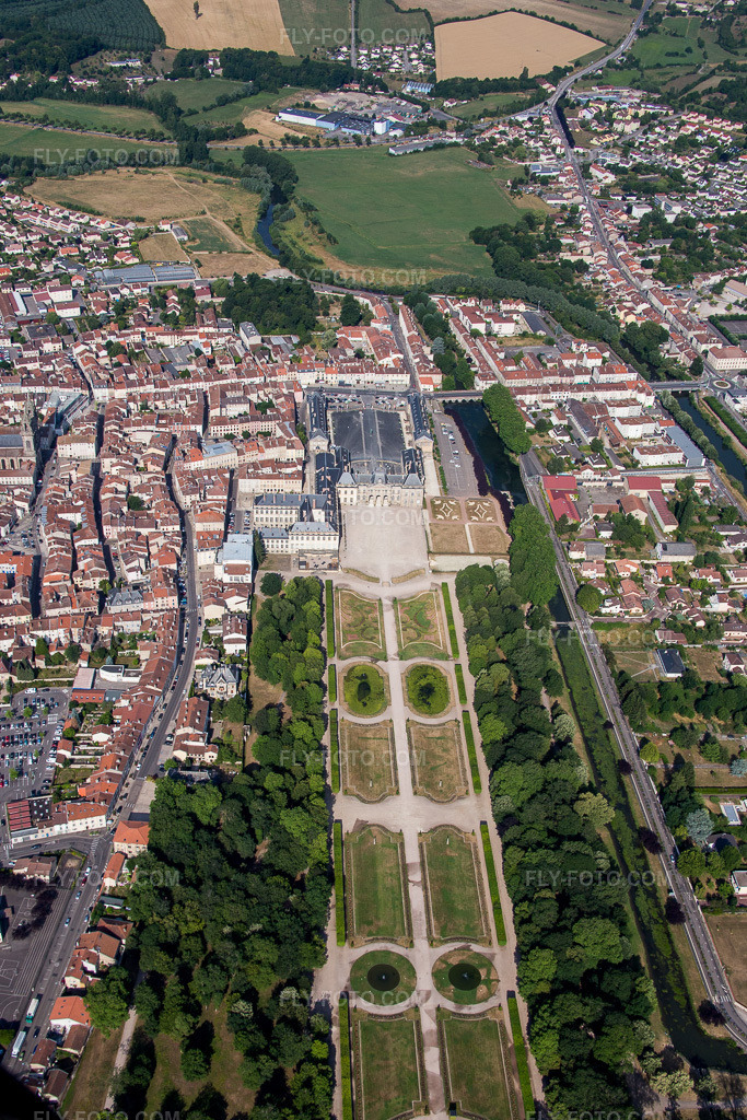 Aerial view: Castle Park of Castle Lunéville in Lunéville in the state Meurthe et Moselle, France. – Photo: IMG_083179.jpg taken on 07/11/2015 by Werner Riehm/FLY-FOTO.com – Resolution of the original: 3293 x 4939 px
