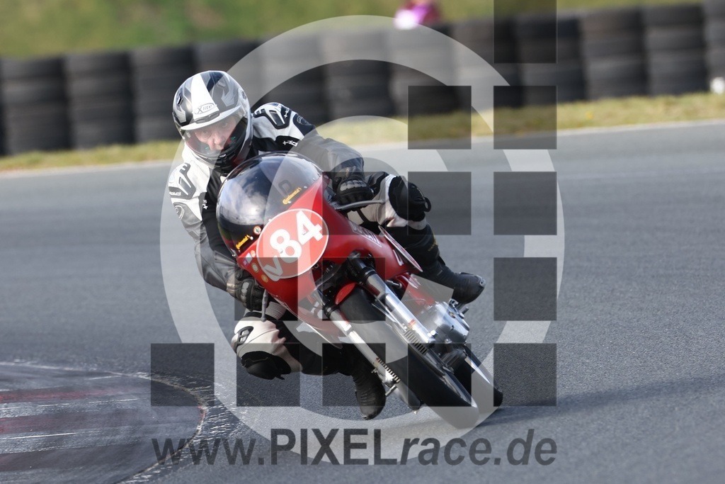 0v84-20250412_00490 | Schöne Erinnerungen an spannende Momente - das festzuhalten ist unser Job. PIXELrace.de ist seit 2003 auf den Rennstrecken Europas unterwegs um die Action draußen beim Fahren und die wunderbare Stimmung imm Fahrerlager für euch einzufangen.