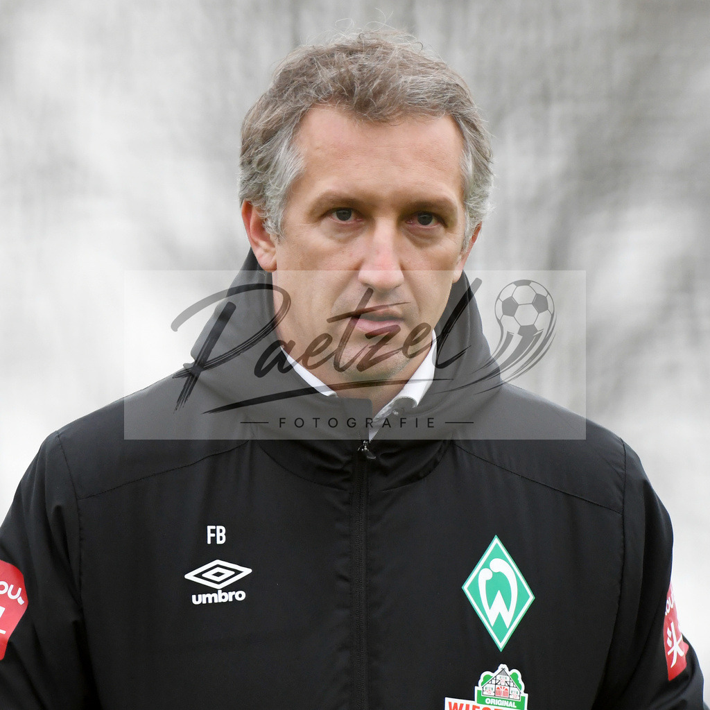 20200227_TRASVW_0038 | Fussball, Herren: Geschaeftsfuehrer Fussball Frank Baumann (Werder Bremen) schaut waehrend der Trainingseinheit des SV Werder Bremen auf dem Trainingsplatz am wohninvest Weserstadion am 27.02.2020 in Bremen, Deutschland. - Realisiert mit Pictrs.com