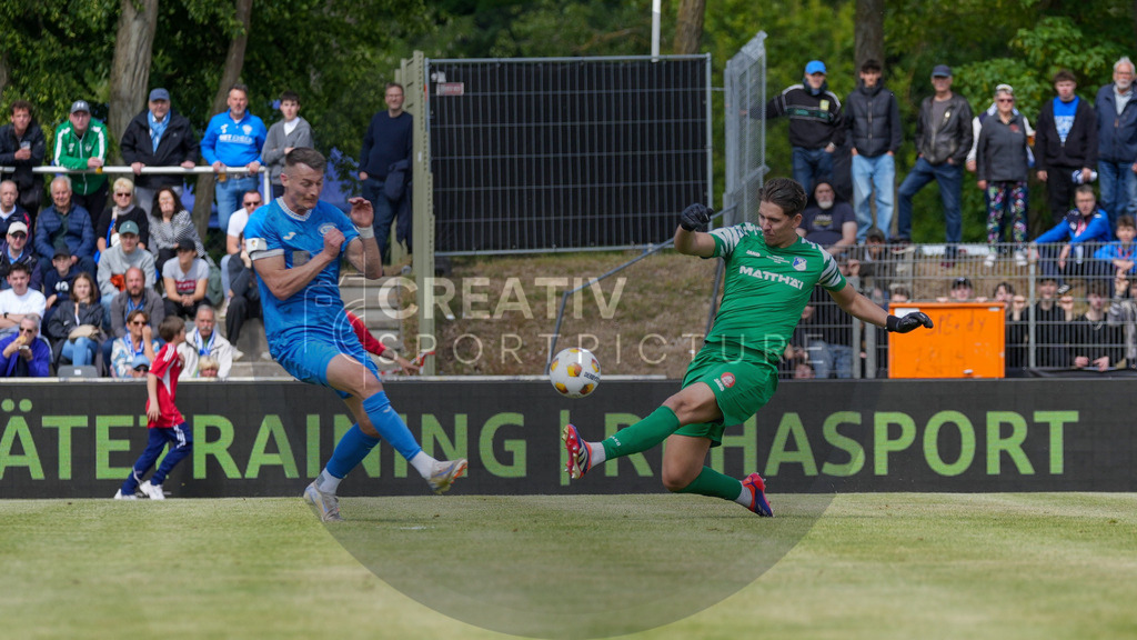 Fußball, Herren, Saison 2024/2025, Finaltag der Amateure 2025, Landespokal Brandenburg, Finale, VfB 1921 Krieschow vs. RSV Eintracht 1949, Samstag 24.05.2025, Volksparkstadion Neuruppin, | Fußball, Herren, Saison 2024/2025, Finaltag der Amateure 2025, Landespokal Brandenburg, Finale, VfB 1921 Krieschow vs. RSV Eintracht 1949, Samstag 24.05.2025, Volksparkstadion Neuruppin, Im Bild: Matthias Steinborn (l. RSV) und Sebastian Mellack (r. Krieschow) - Realisiert mit Pictrs.com