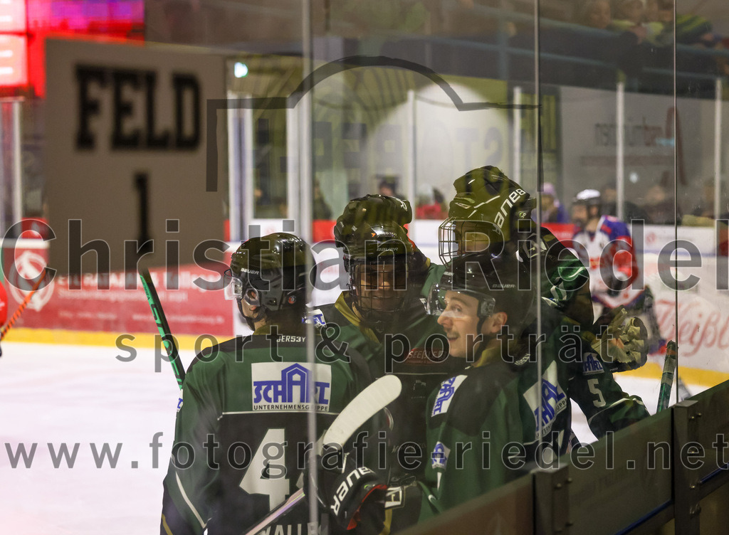 2023-01-22_109_Eishockey_TSV_Erding_gegen_ESC_Dorfen | Erding, Deutschland, 22.01.2023:
Eishockey, Bayernliga 2022 / 2023, 29. Spieltag, TSV Erding gegen ESC Dorfen, Endergebnis: 6:2

Paul Wallek (Erding Gladiators, #44), Sebastian Busch (Erding Gladiators, #11), Florian Zimmermann (Erding Gladiators, #5)

Foto: Christian Riedel / fotografie-riedel.net