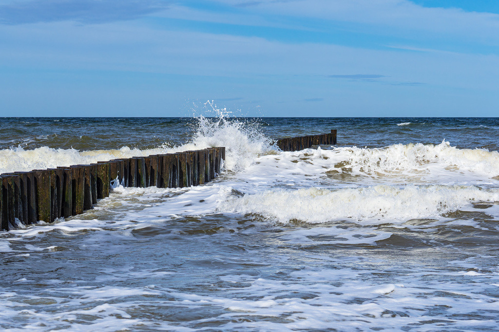 Ostseeküste mit Buhne am Gespensterwald bei Nienhagen | Ostseeküste mit Buhne am Gespensterwald bei Nienhagen.