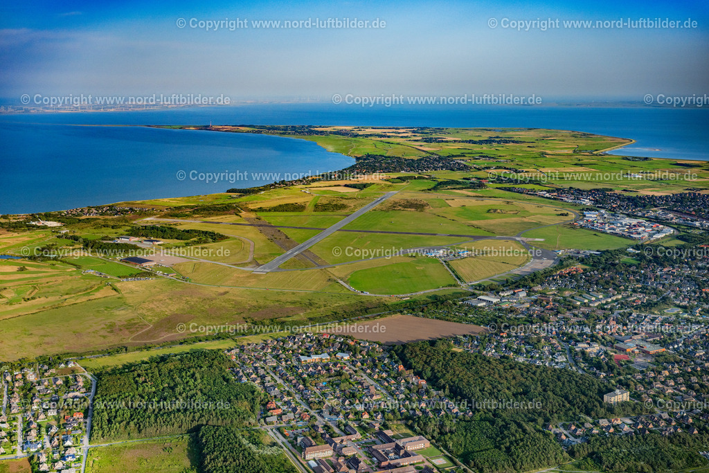 Sylt_Westerland_Flughafen_Airport_ELS_1286130825 | SYLT 21.06.2025 Start- und Landebahnen mit Rollwegen Hangaranlagen und Terminals auf dem Gelände des Flughafen Westerland auf der Insel Sylt im Bundesland Schleswig-Holstein, Deutschland. // Runway with hangar taxiways and terminals on the grounds of the airport Westerland at the island Sylt in the state Schleswig-Holstein, Germany. Foto: Martin Elsen