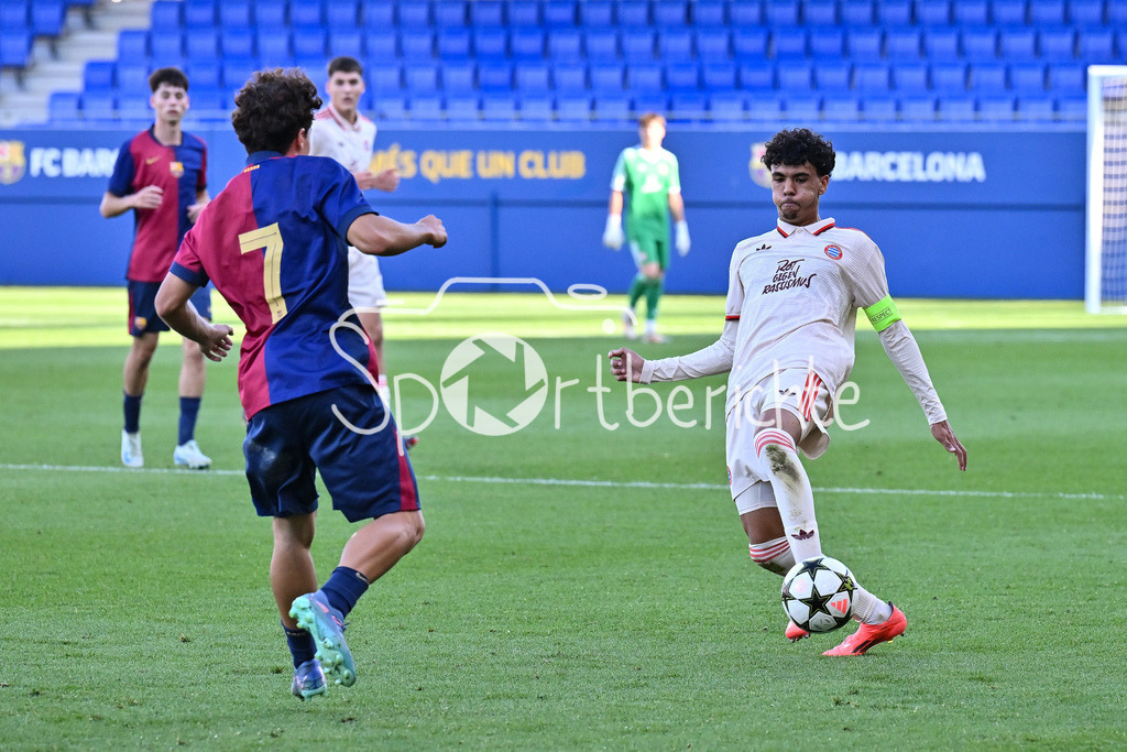 FC Barcelona U19 - FC Bayern München U19 | im Duell Jan VIRGILI (FC Barcelona U19 #7) und Adam AZNOU (FCB #3) / Zweikampf / UEFA Youth League: FC Barcelona U19 - FC Bayern München U19, Estadi Johan Cruyff am am 23.10.2024