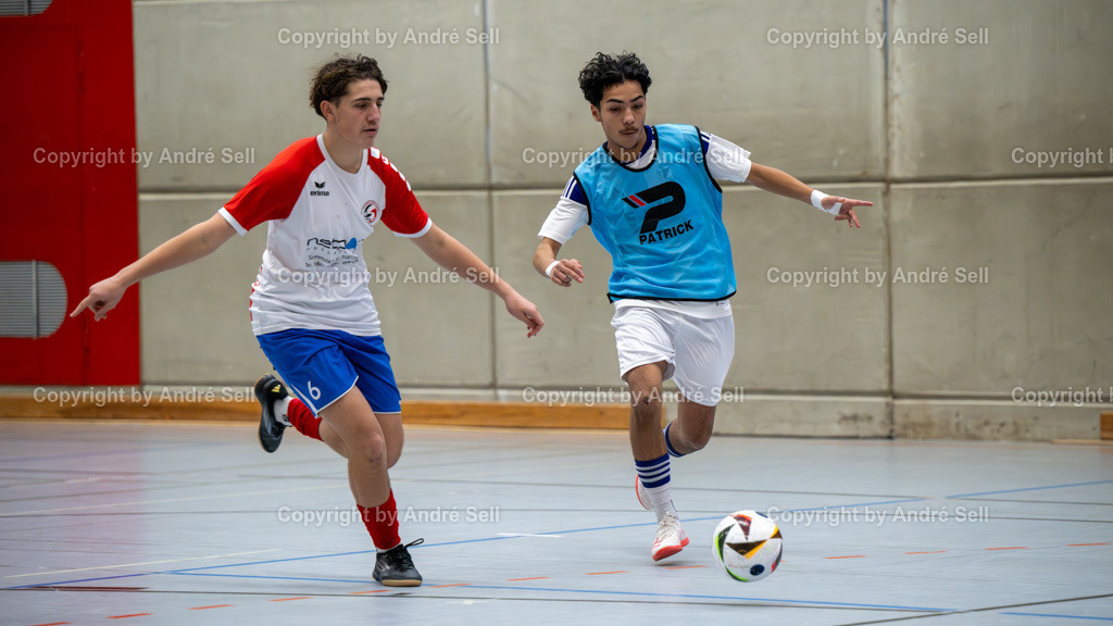 20250118_6808 | 21. A-Jugend-Turnier des VfR Neumünster um den KulturLokschuppen-Pokal 2025, Grp. C - VfR Neumünster weiß (blau) vs. Husumer SV (weiss), Erfan Ghafuri (VfR weiß #21) / Arved Heimann (Husum #6) - Realisiert mit Pictrs.com