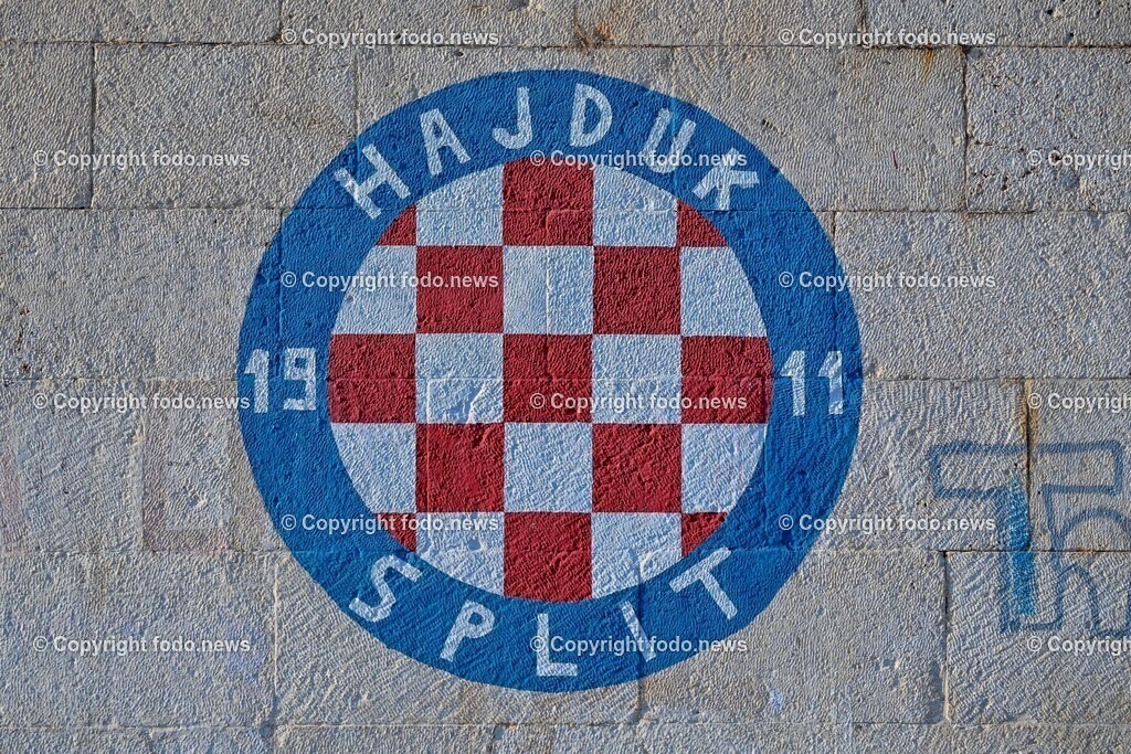 Kroatien_ Brac_ Insel in Dalmatien_ Milna_ 20.07.2025-20 | 20.07.2025, Kroatien, HRV, Brac, Insel in Dalmatien, Milna im Bild Themenbild, Milna, Hafenortschaft in der Gespanschaft Split-Dalmatien auf der Insel Brac, Logo des Fussballklub Hadjuk Split, Graffiti, Symbol, Feature, Symbolbild