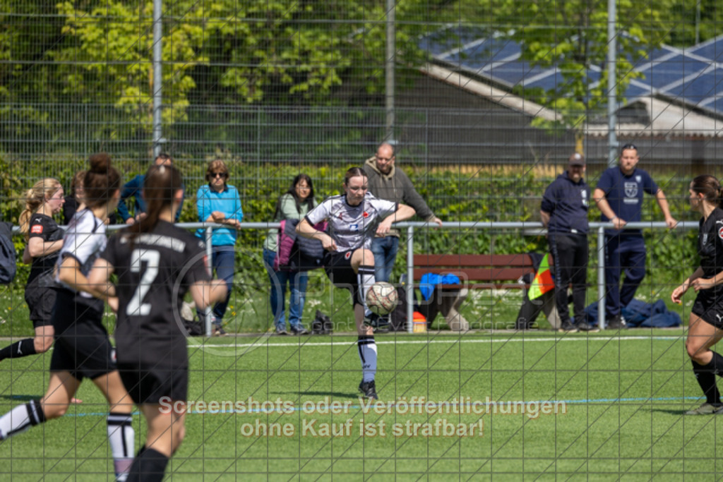 20250427_114147_0358 | #,1.Göppinger SV (weiß) vs. TSV Ruppertshofen (schwarz), Fußball, Frauen-Regionenliga 3 - Bezirk WfV, 21. Spieltag, Saison 2024/2025, Kunstrasenplatz Nord, Hohenstaufenstr. 116, 73033 Göppingen, 27.04.2025 - 11:00 Uhr,Foto: PhotoPeet-Sportfotografie/Peter Harich