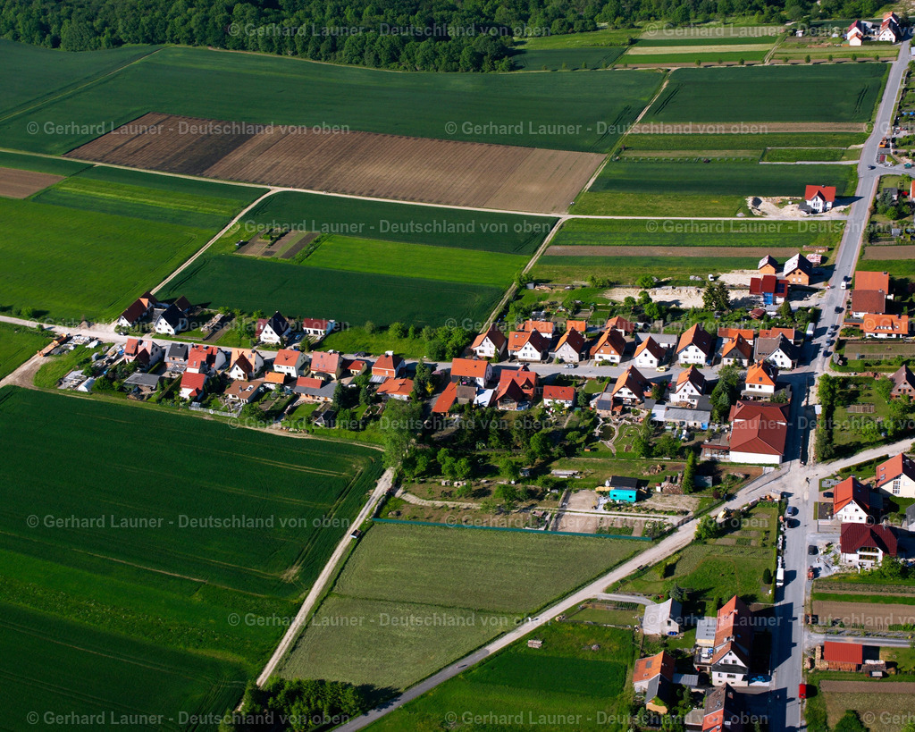 2634626 | EFFELDER 09.06.2006 Landwirtschaftliche Nutzflächen und Feldgrenzen  umsäumen das Siedlungsgebiet des Dorfes in Effelder im Bundesland Thüringen, Deutschland // Agricultural land and field boundaries surround the settlement area of the village  in Effelder in the state Thuringia, Germany Foto: Gerhard Launer