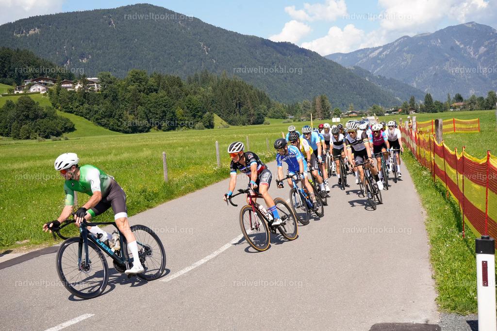 603_20230817_Bewerb_Maenner_Muehlanger | AUT - OESTERREICH, 2023-08-16: SPORT RENNRAD-FAHREN - 55. INTERNATIONALER RADWELTPOKAL IN ST. JOHANN IN TIROL  - Vintage-Radrennen mit WM-Bronze-Medaillen-Siegerin Christina Schweinberger, den Teilnehmer und Alexander Baumann (vom Orginastions-Team) - TAG 2 BEWERB MAENNER IN SECHS GRUPPEN  ; Foto: Roland Muehlanger
